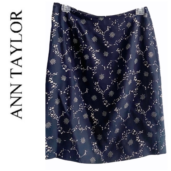 🍀Ann Taylor Blue floral skirt, gorgeous - Picture 4 of 16